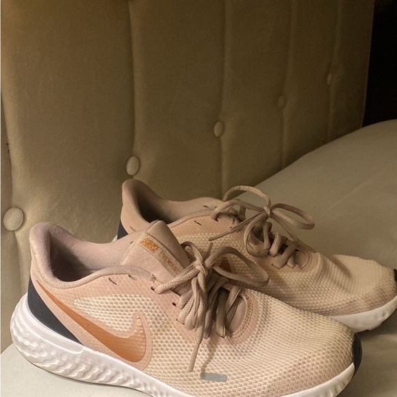 Nike Revolution Rose Gold Size 9 - Picture 3 of 3